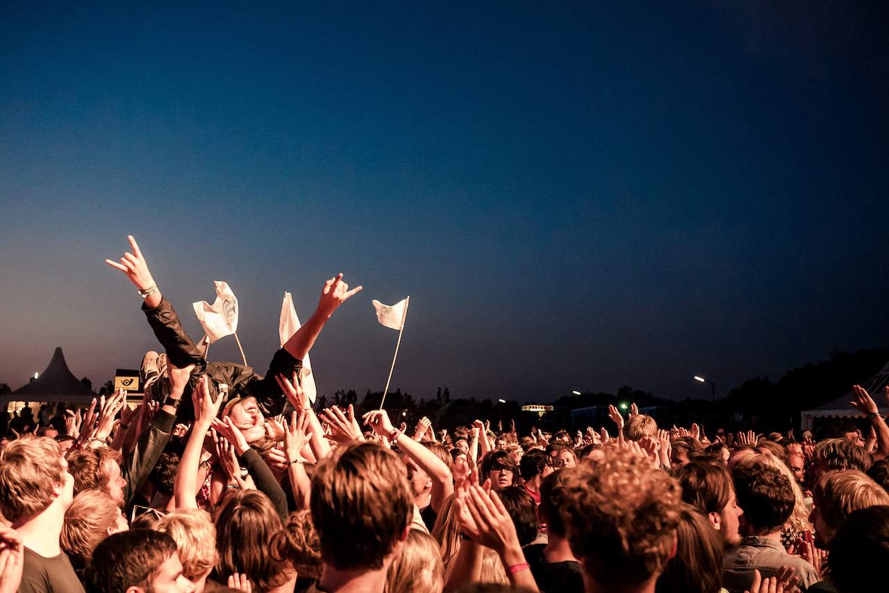 Crowdsurfing at Dockville in Hamburg